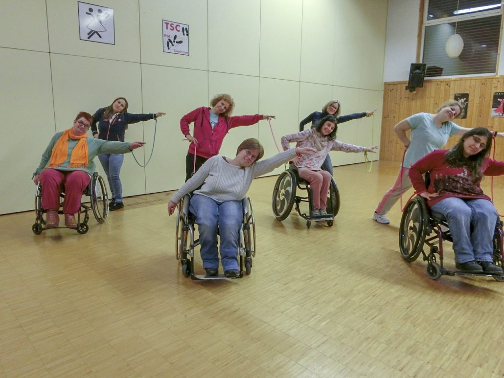 Die Tanzgruppe "Rhythm on wheels" beim krativen Tanz mit bunten Bändern